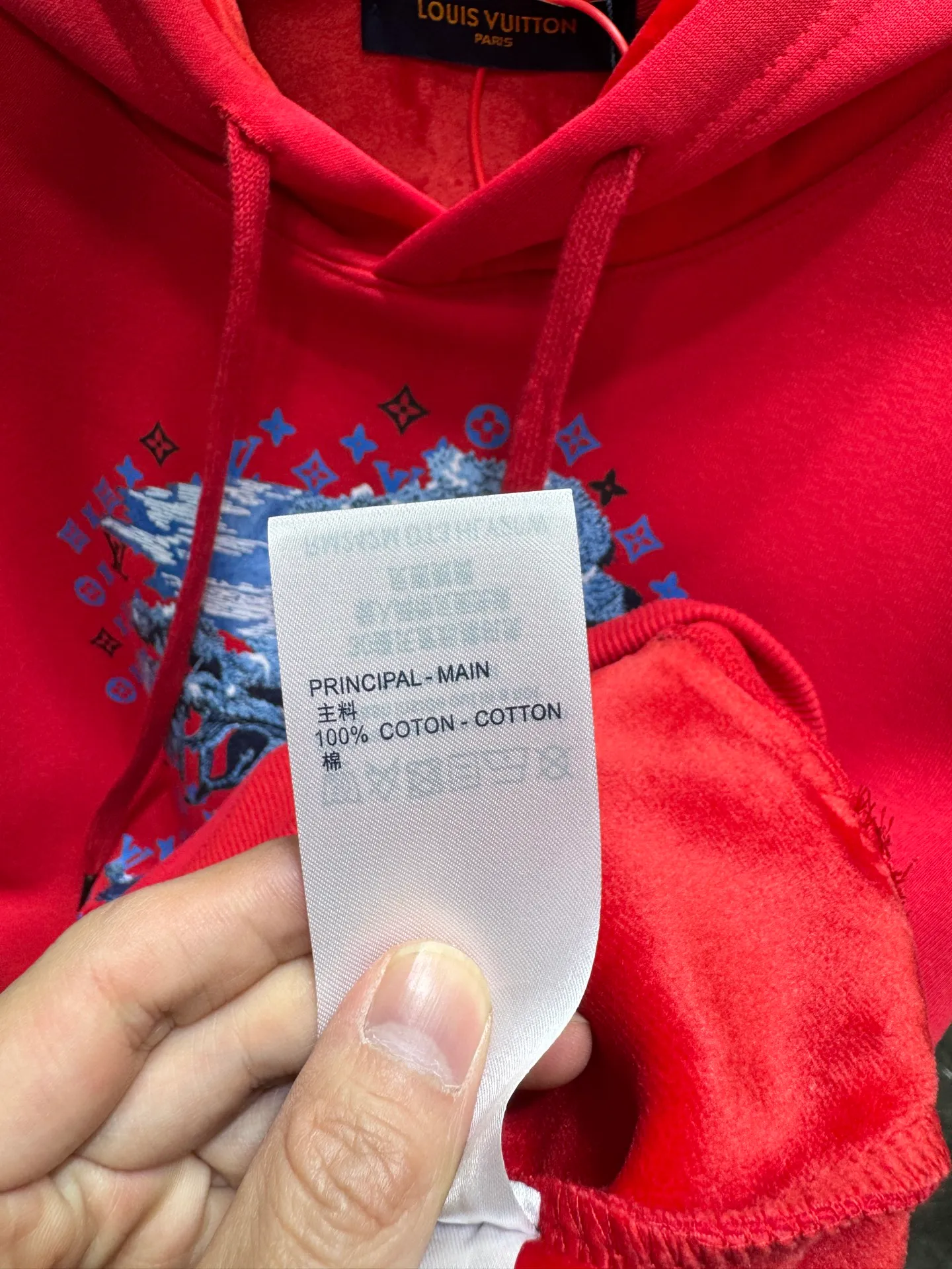 🅿️280 Louis Vuitton 26* New Year’s model War Horse Under the Tree hooded sweatshirt 400g pure cotton➕Silver fox velvet Fashionable casual pullover sweatshirt with hoodie for men and women The trading company has few channels and is the leading official website for sale. It has always been a magical existence with a high degree of recognition. It always creates fashionable items in a minimalist style. It has no restrictions on age and gender and is easy for anyone to control. Basic casual round-neck tailoring It has a significant effect of slimming down and hiding body fat. It can control your daily casual wear. There is no gender limit. The same style is recommended for men and women. This sweatshirt is made of imported air-layer knitted cotton. The fabric feels light, delicate, soft and waxy at the same time. It has a superior stiffness. The terry texture closely arranged like fish scales on the inside is close to the skin, warm and breathable without any pricking feeling. The cuffs and hem are dyed in the same vat knitted rib stitching. It makes the wearer more handsome and stylish. The front of the body is decorated with patterns, carefully printed using top-notch technology, and matched with brand embellishments, showing both luxury class and fashion sense.